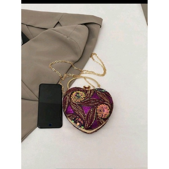 New Heart-Shaped Sequin Evening Clutch – Floral Embroidery with Gold Chain - Picture 2 of 4